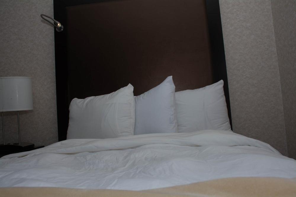 Queen Room - Non-Smoking interior